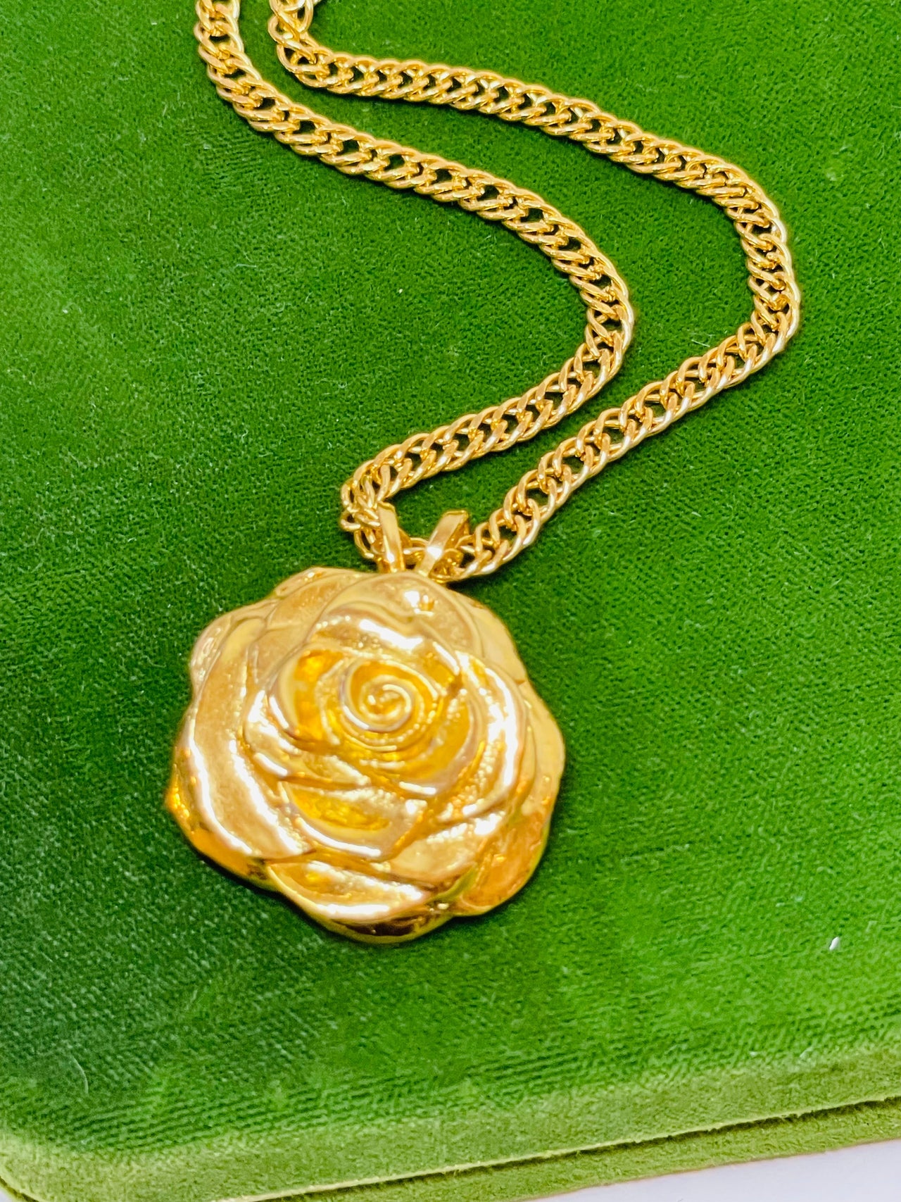 Gold Rose Necklace and Earrings Set Devil's Details 