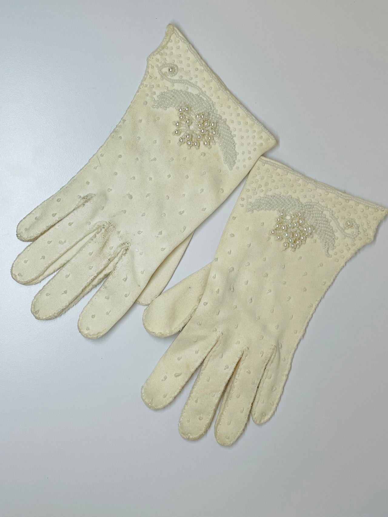 Inayah- Beaded Pearl White Gloves Devil's Details 