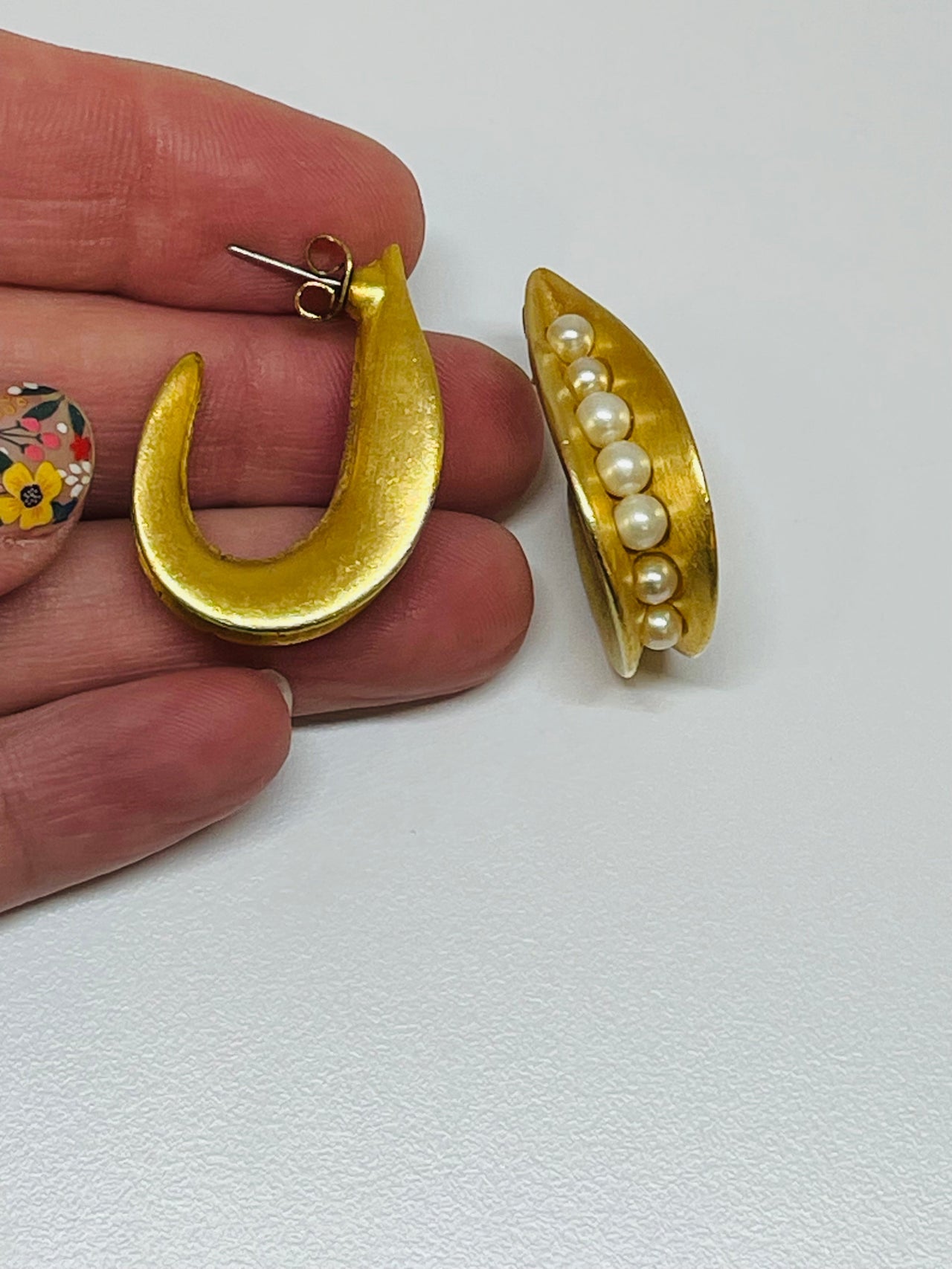 Inayah-Pearl Hoop Earrings Devil's Details 