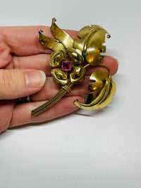Thumbnail for 1940’s Gold Flower Brooch Devil's Details 