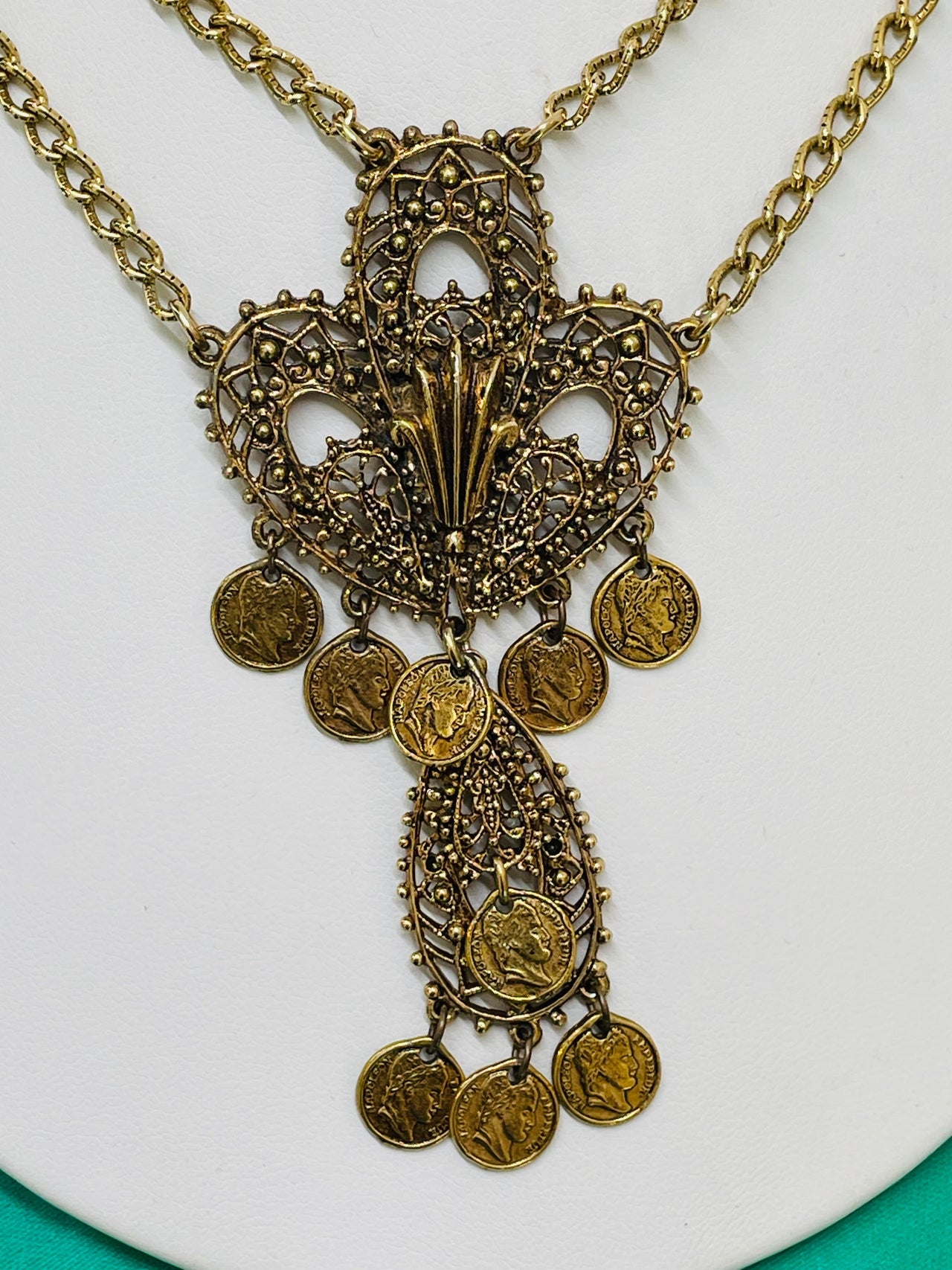 1970’s Gold Fleur De Lis Fringe Necklace Devil's Details 