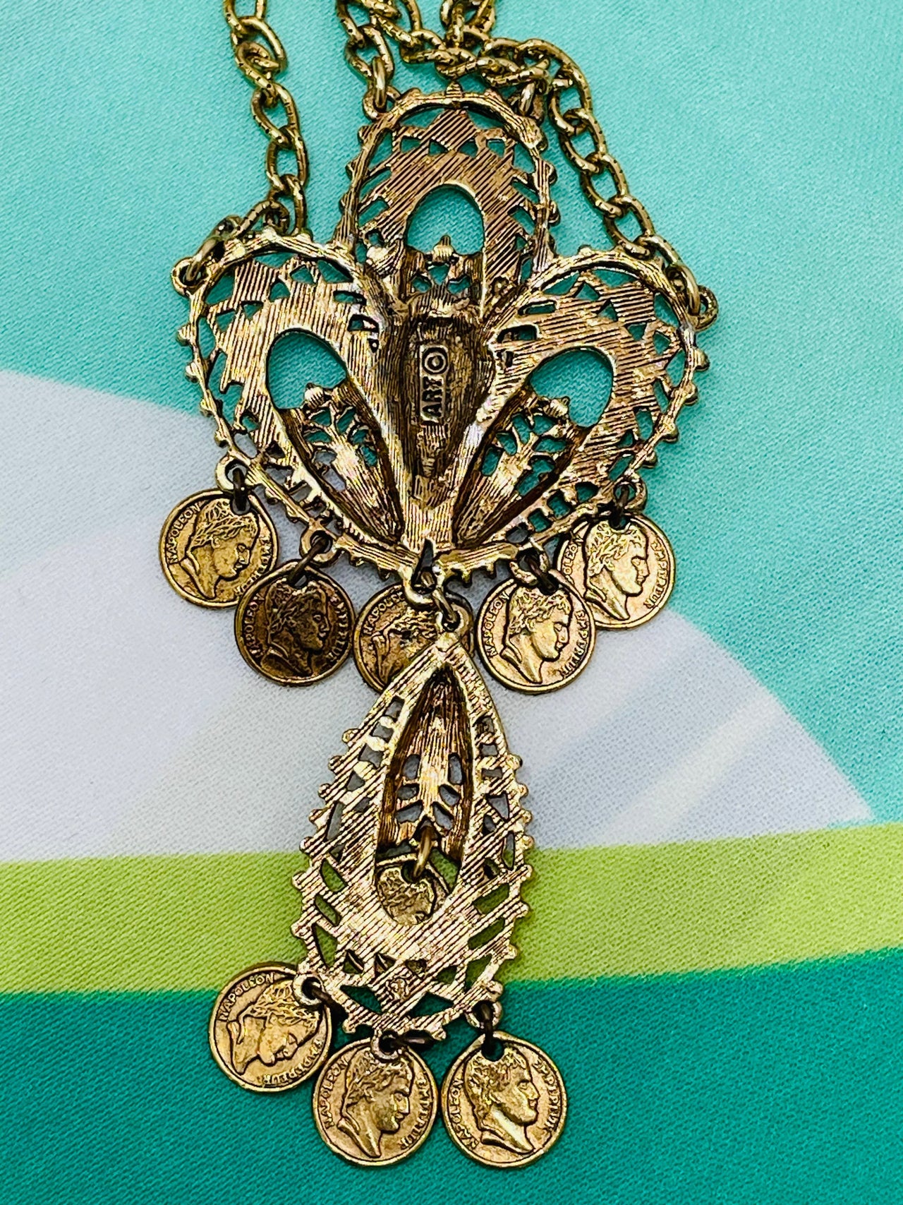 1970’s Gold Fleur De Lis Fringe Necklace Devil's Details 