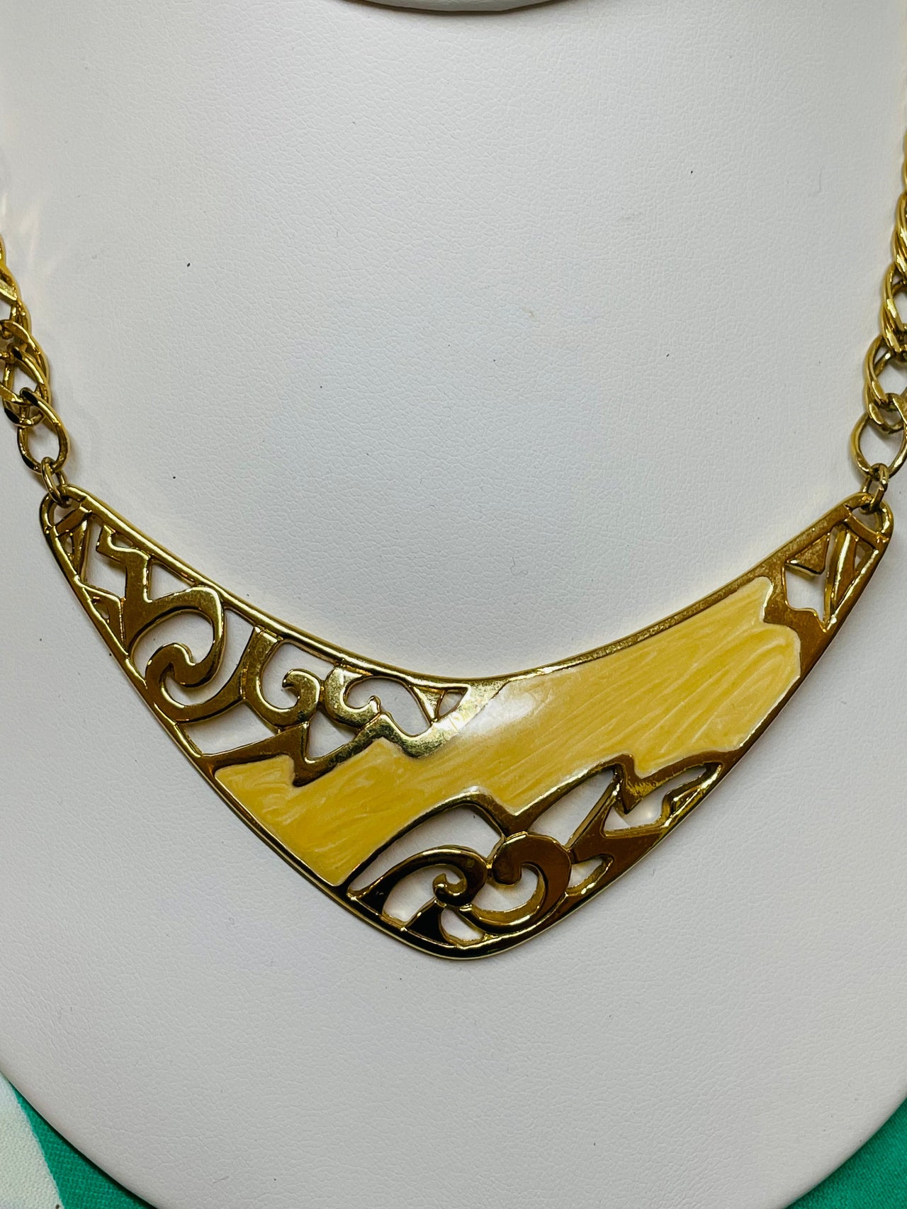 1980’s Cream and Gold Necklace Devil's Details 