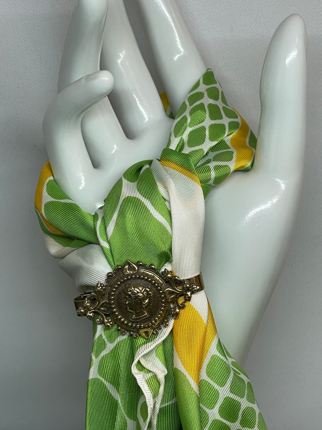 Cameo Scarf Clip
