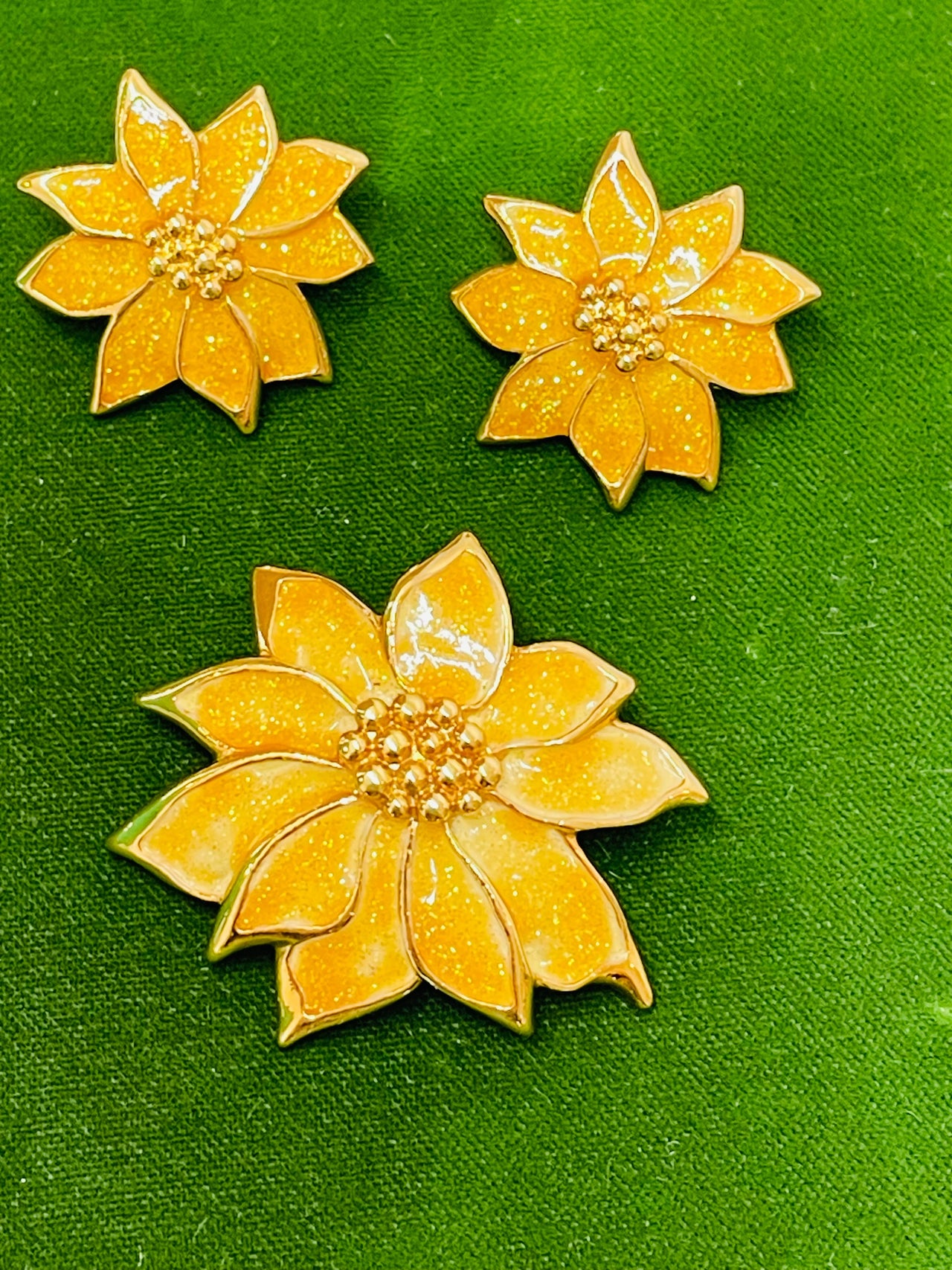 Avon Enamel Yellow Flower Brooch and Earrings Set Devil's Details 