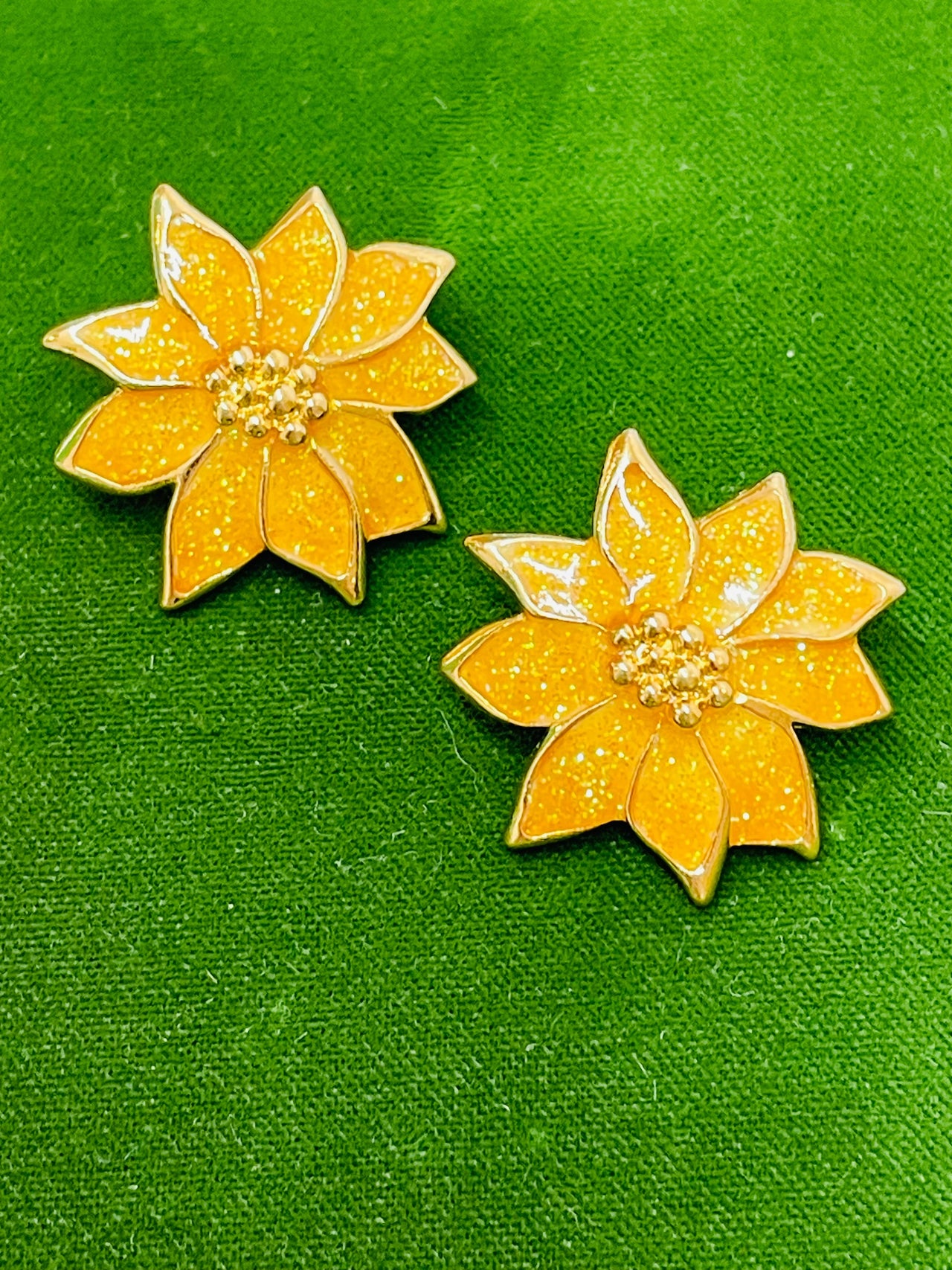 Avon Enamel Yellow Flower Brooch and Earrings Set Devil's Details 