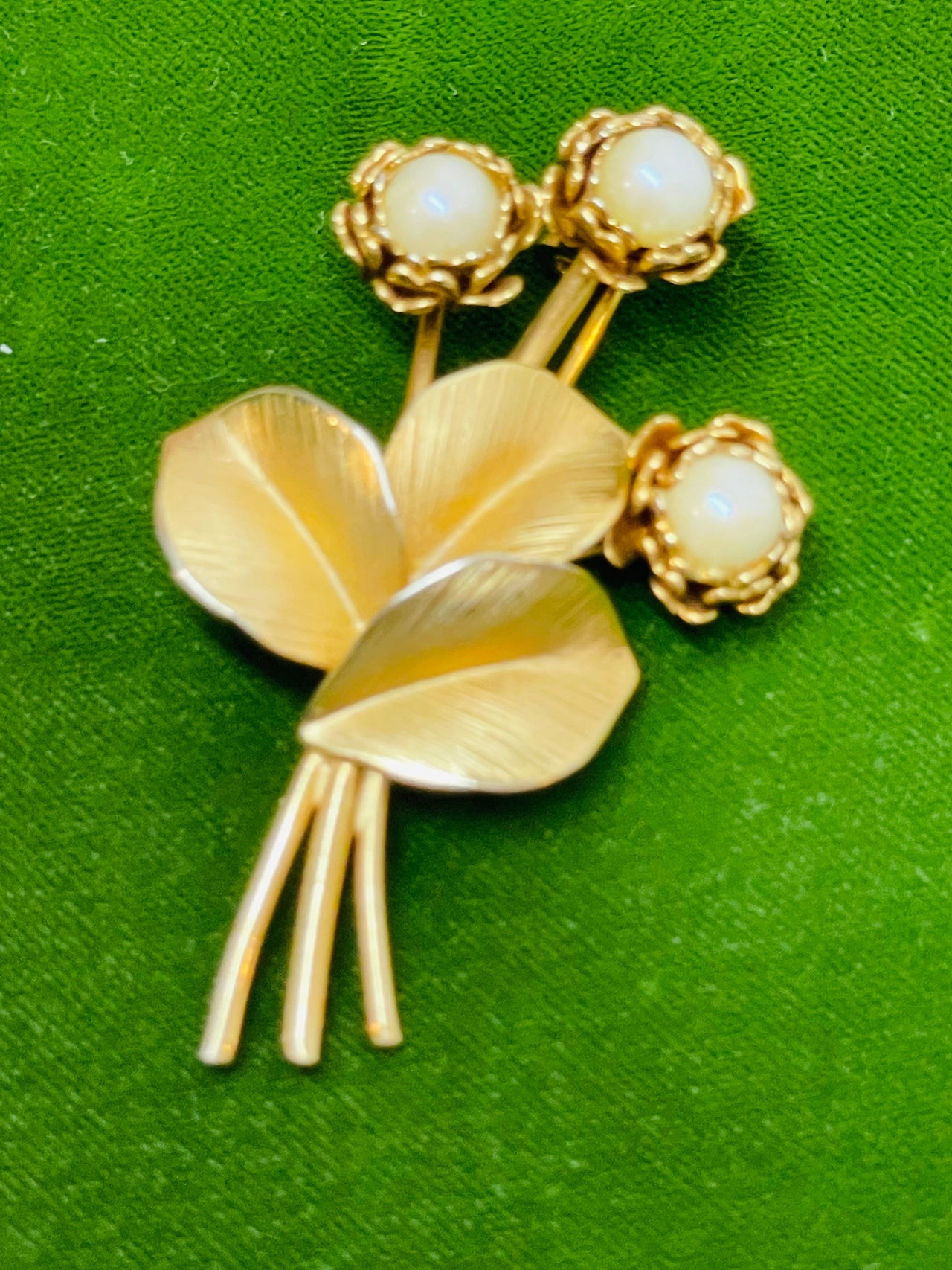 Gold and Pearl Bouquet Devil's Details 