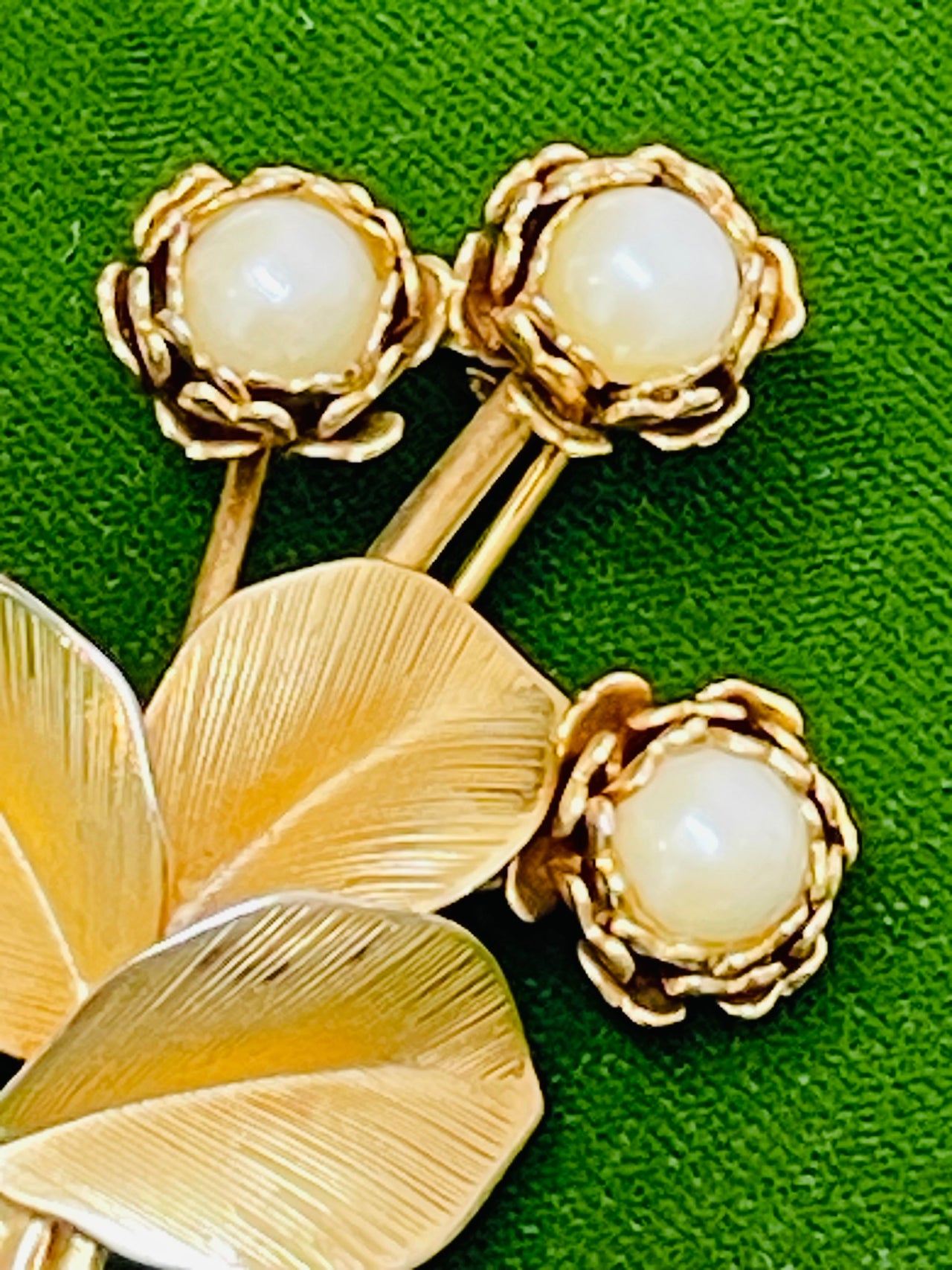 Gold and Pearl Bouquet Devil's Details 