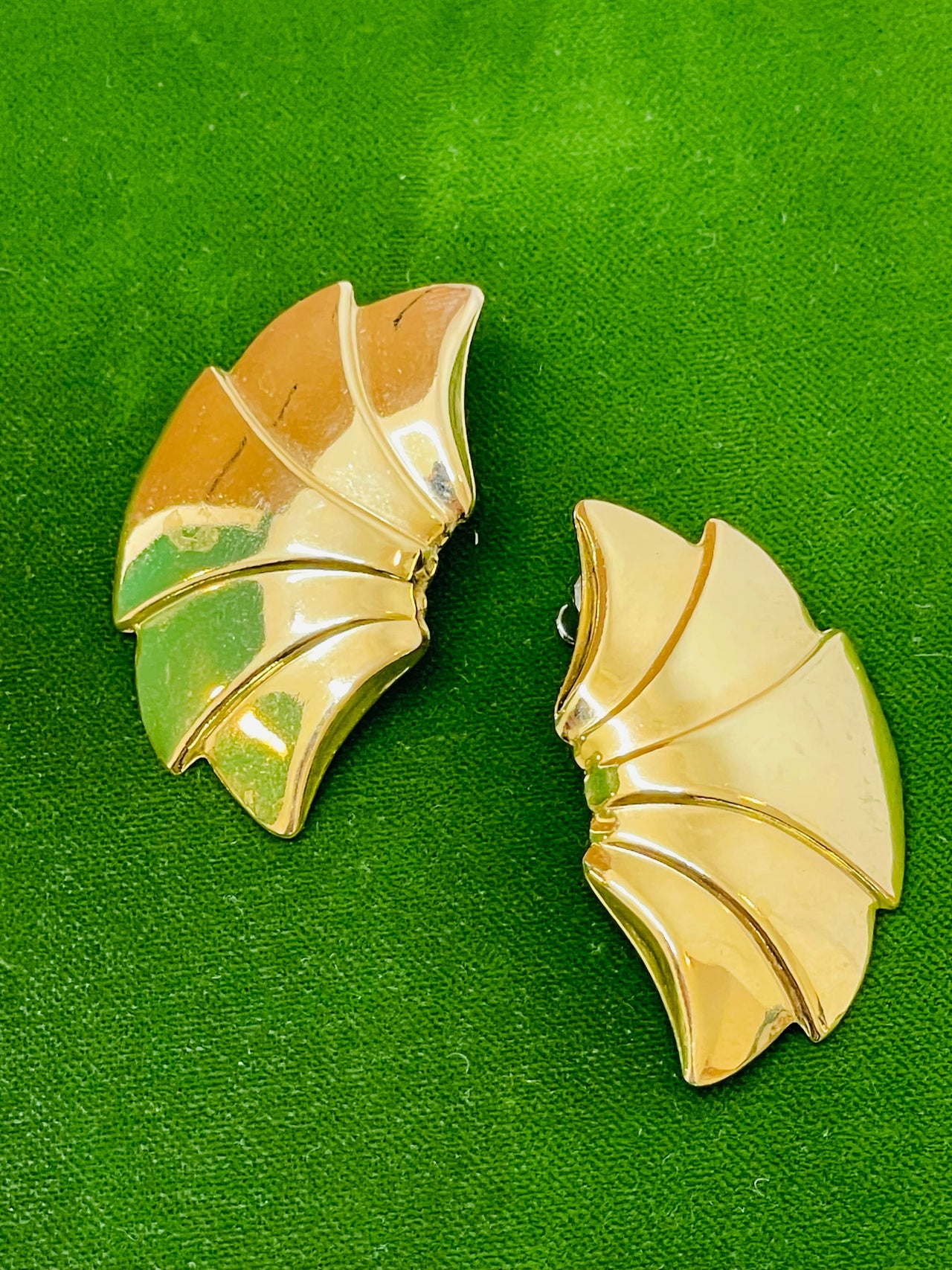 Gold Fan Earrings Devil's Details 