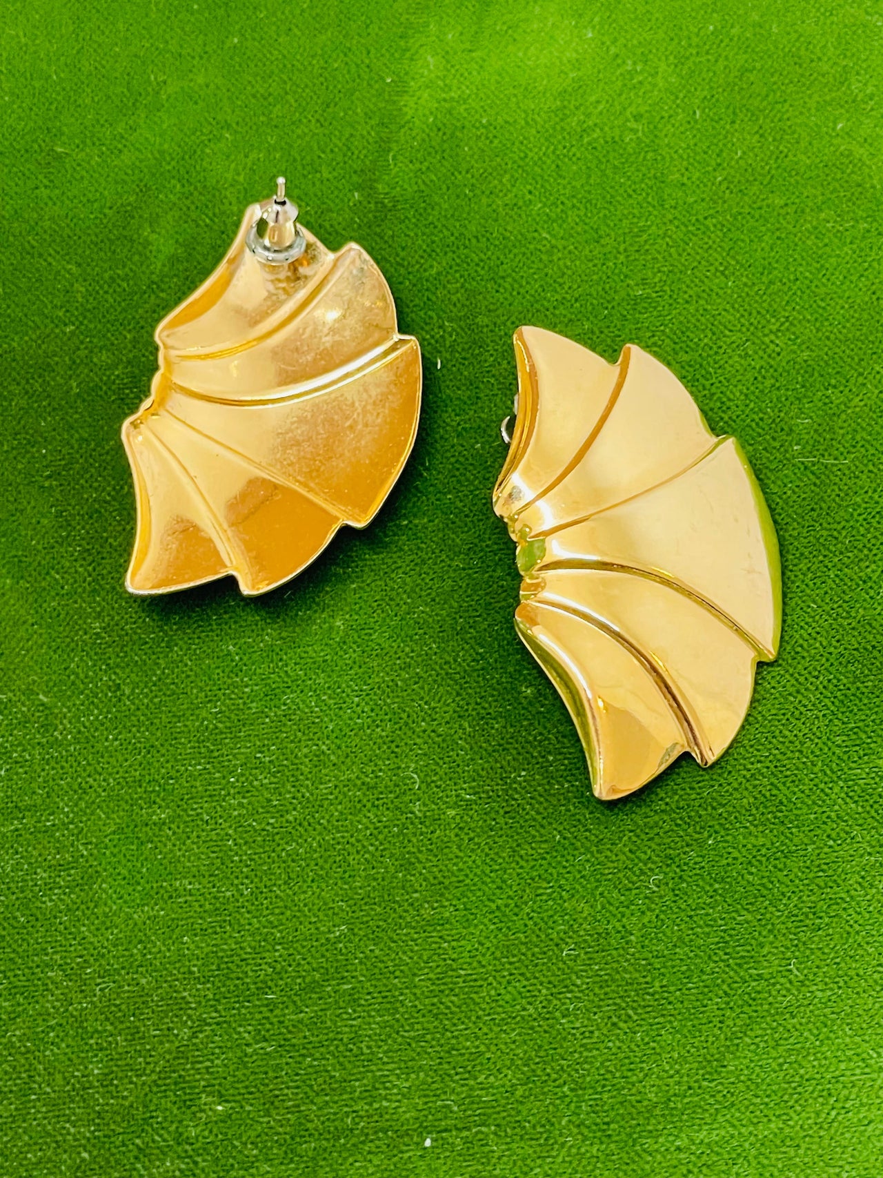 Gold Fan Earrings Devil's Details 