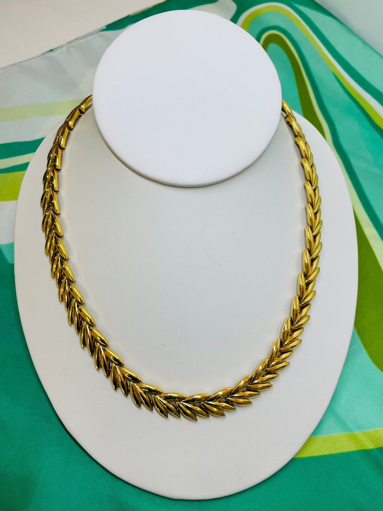 Gold Leaf Link Collar Necklace Devil's Details 