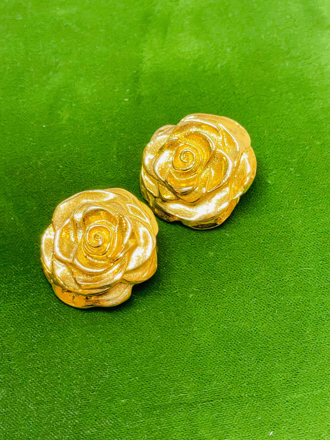 Gold Rose Necklace and Earrings Set Devil's Details 