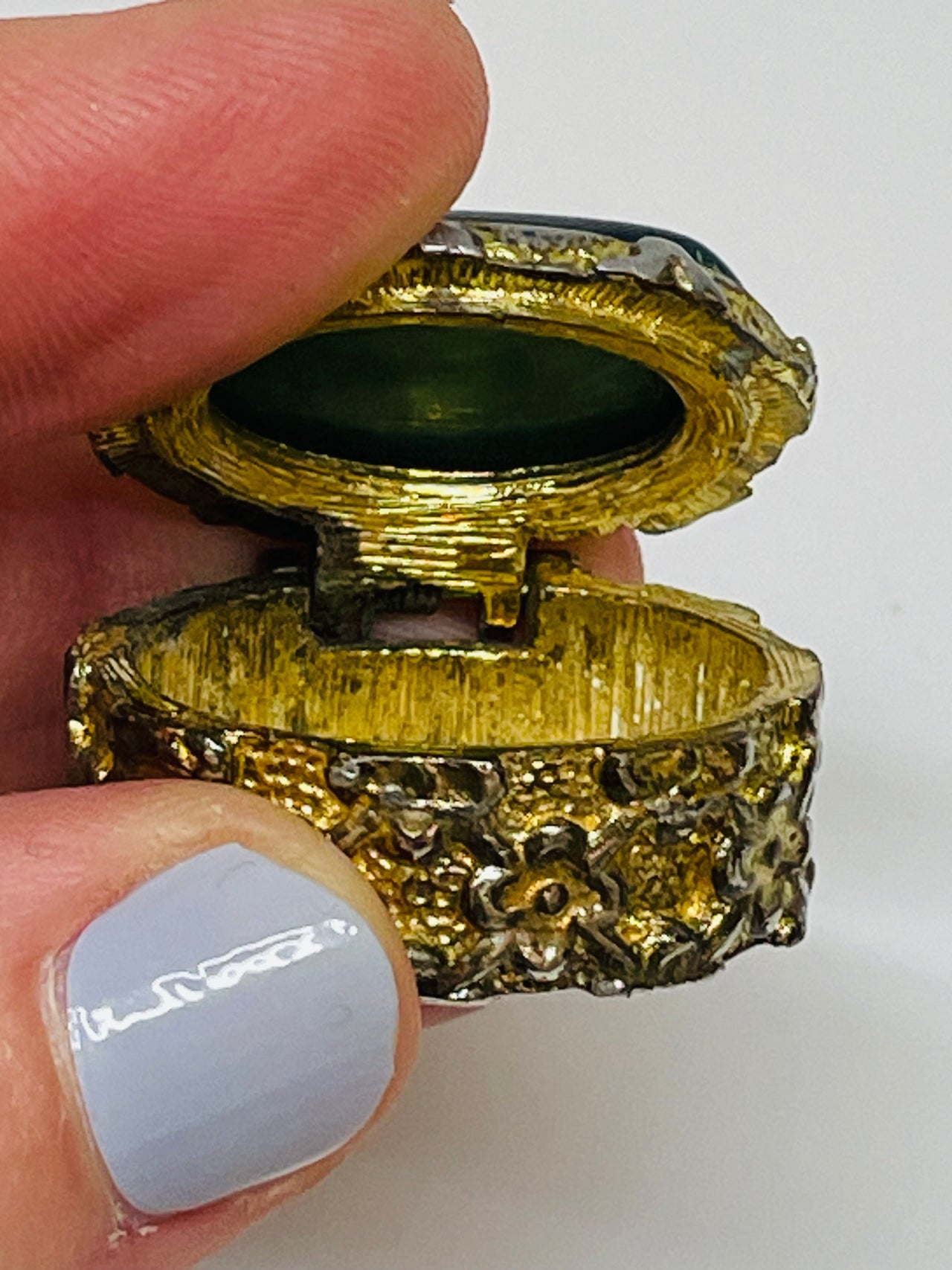Green Stone Gold Round Pill Box Devil's Details 