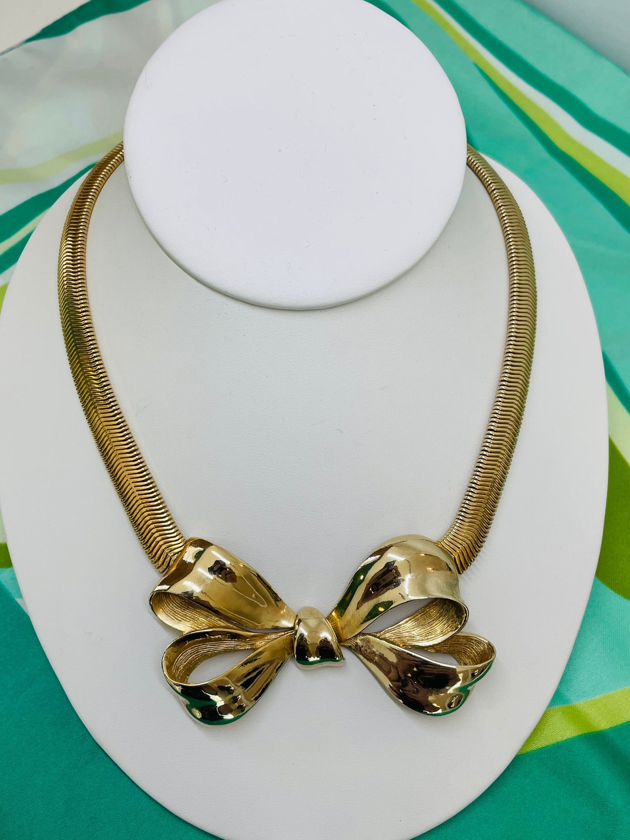 Large Gold Bow with Snake Chain Devil's Details 