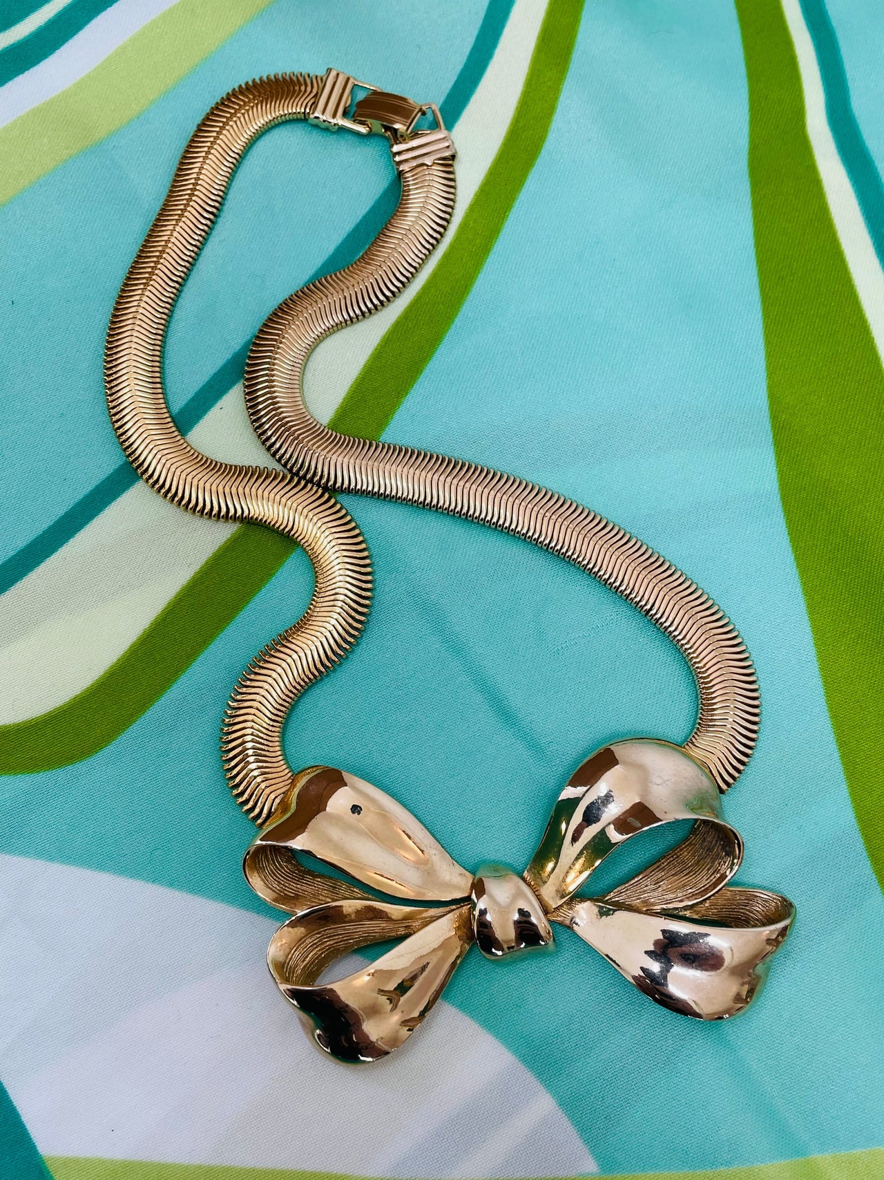 Large Gold Bow with Snake Chain Devil's Details 