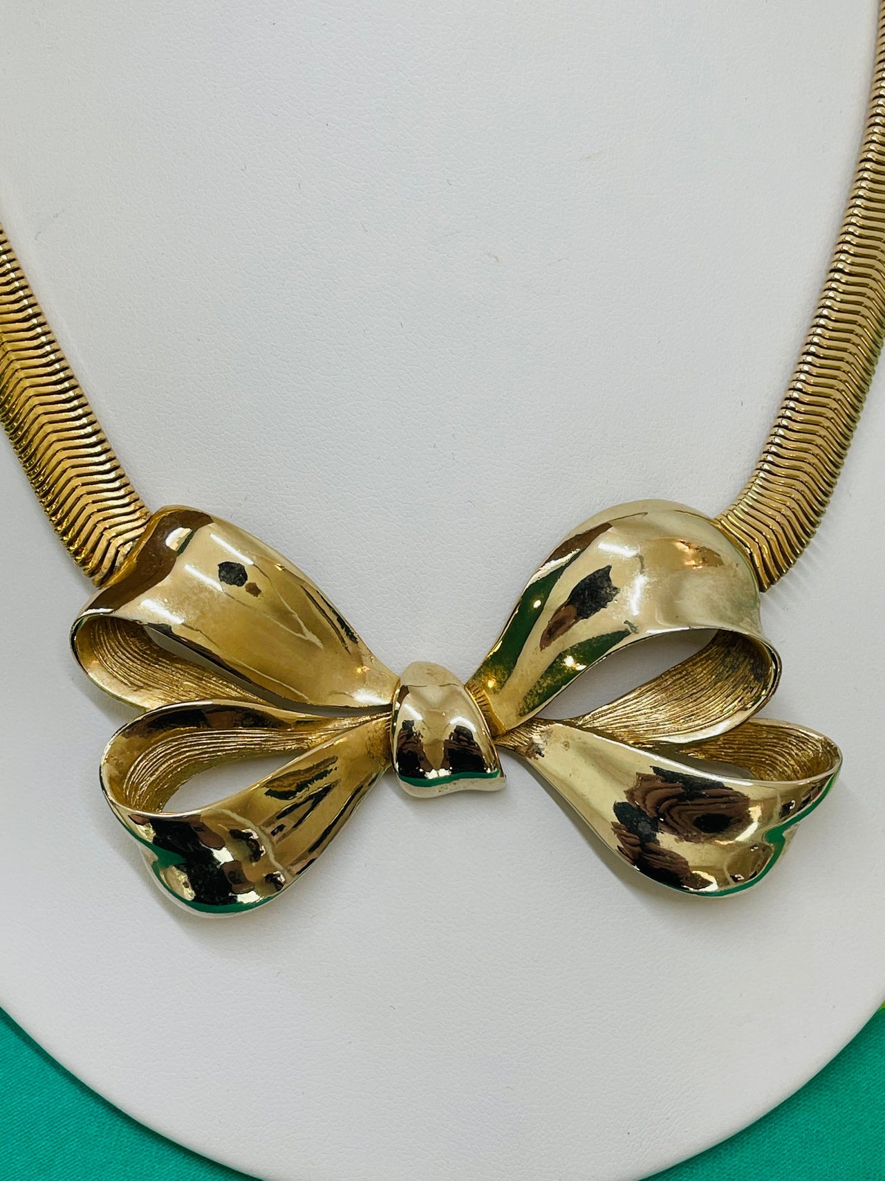 Large Gold Bow with Snake Chain Devil's Details 