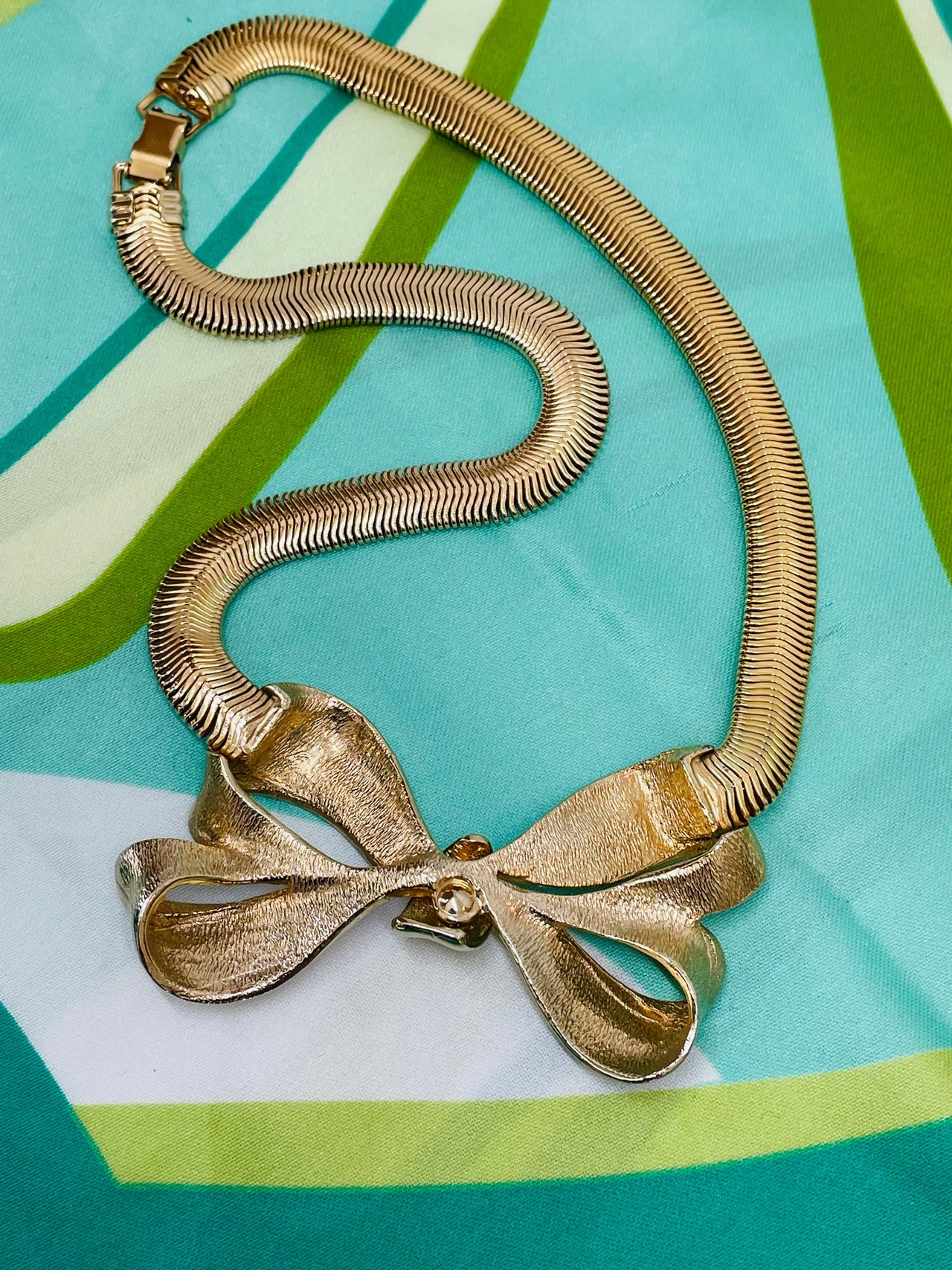 Large Gold Bow with Snake Chain Devil's Details 