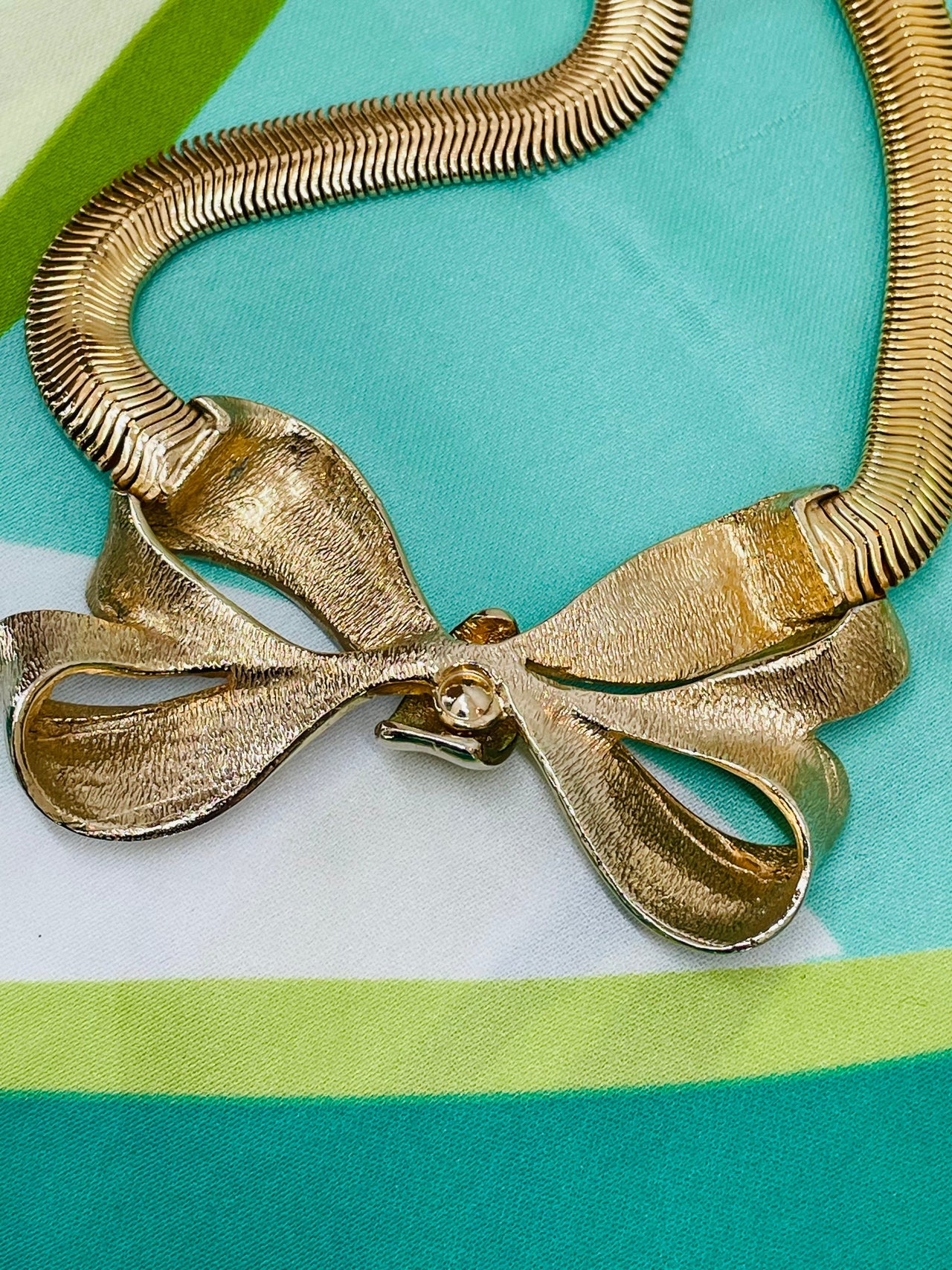 Large Gold Bow with Snake Chain Devil's Details 