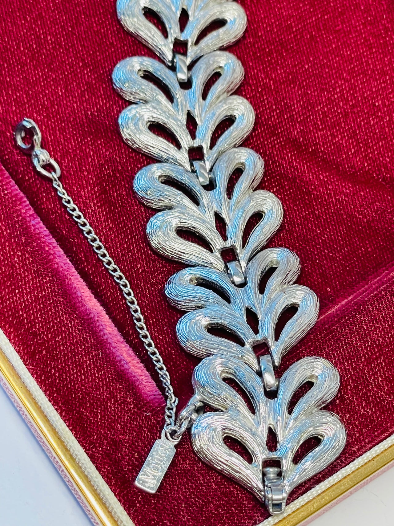 Monet Heart Link Bracelet Devil's Details 