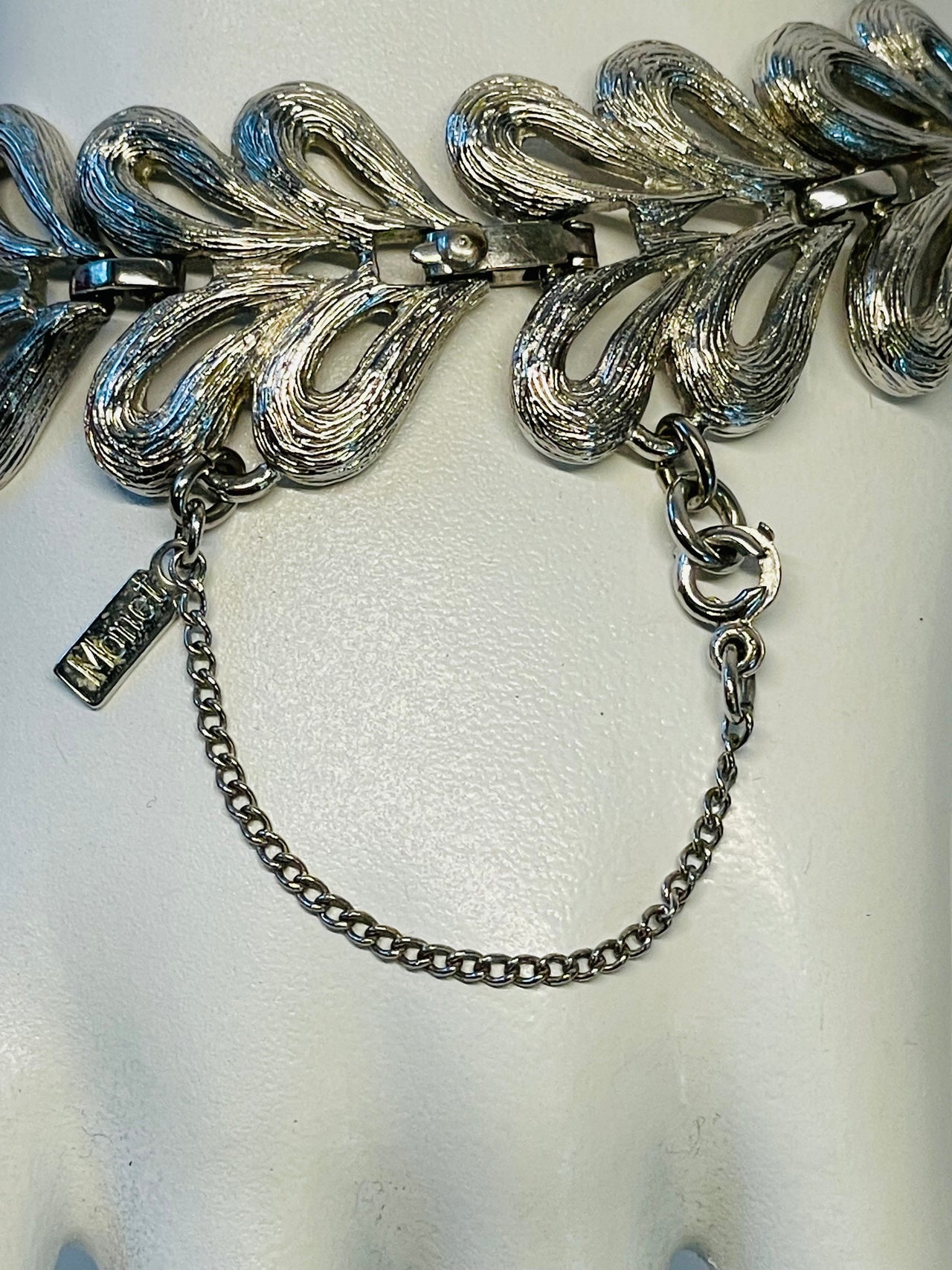 Monet Heart Link Bracelet Devil's Details 