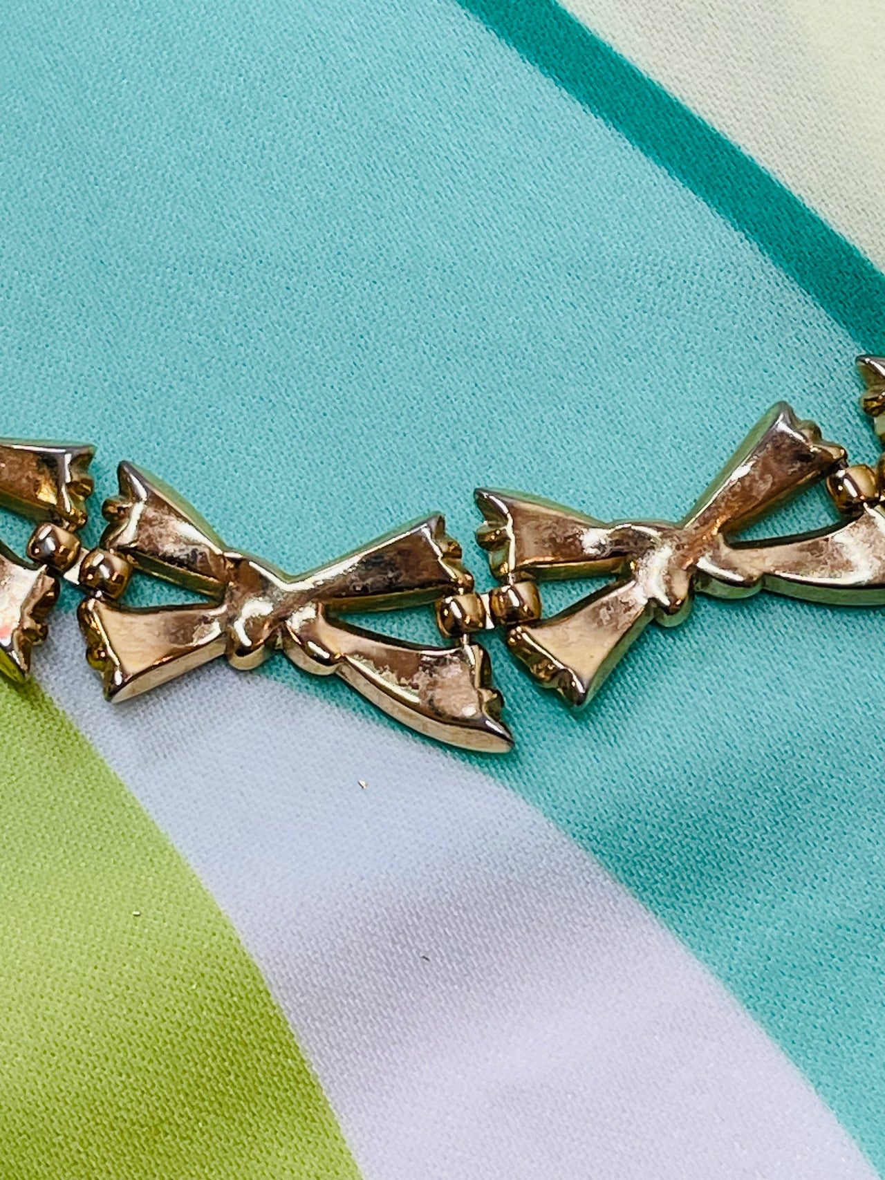 Trifari Gold Bow Chain Necklace Devil's Details 